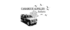 Logo noir et blanc Camargue Alpilles Safaris avec un véhicule 4x4, un arbre et des flamants roses en vol.