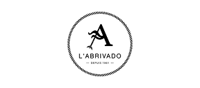 Logo rond L'Abrivado avec A stylisé (vague, flèche/plume) et contour corde. Texte : L'ABRIVADO - DEPUIS 1961 -.