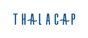 Logo texte THALACAP bleu sur fond blanc avec vagues stylisées remplaçant les barres des A.