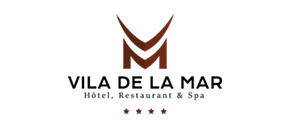 Logo brun stylisé VILA DE LA MAR, avec texte Hôtel, Restaurant & Spa et quatre étoiles.