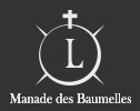 Logo blanc Manade des Baumelles sur fond noir : lettre L dans un cercle à pointes avec croix supérieure.