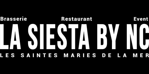 Logo noir et blanc affichant 'LA SIESTA BY NC', avec les services 'Brasserie', 'Restaurant' et 'Event'. Indique 'LES SAINTES MARIES DE LA MER'.