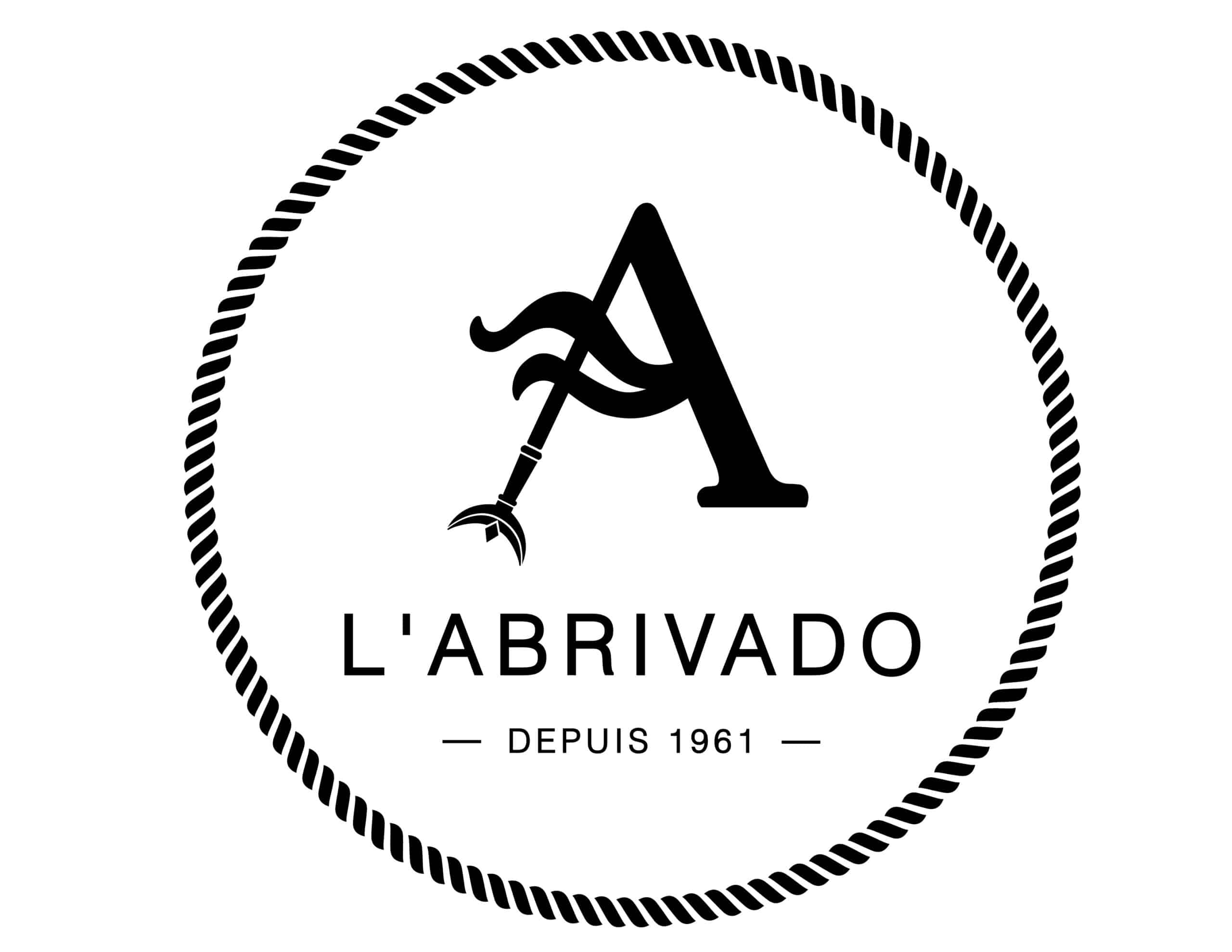 Logo L'ABRIVADO: grand A stylisé avec gaffe de pêche, entouré d'une corde nautique. Texte 'DEPUIS 1961'.