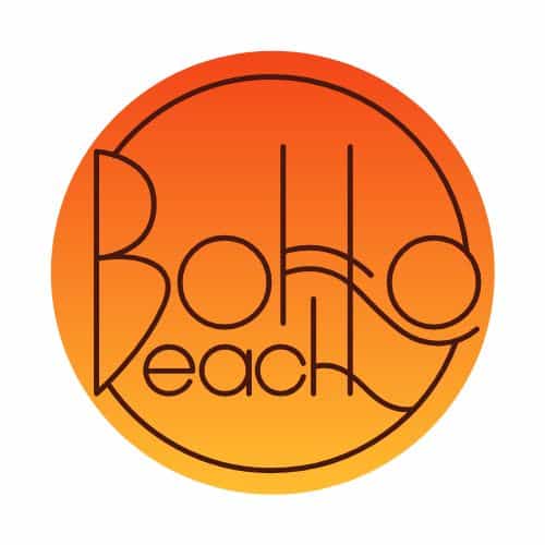 Logo Boho Beach. Cercle dégradé orange-jaune avec texte stylisé fin "Boho Beach". Design épuré évoquant la plage et le coucher de soleil.